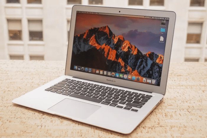 MacBook Air 2017 / Core i7 / 8 GB / 256 GB